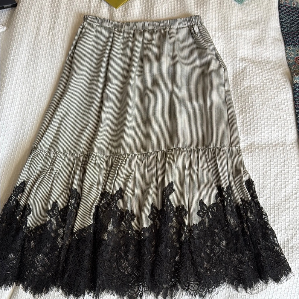 Gold Hawk - Elegant Black and Gray Lace Trim Skirt